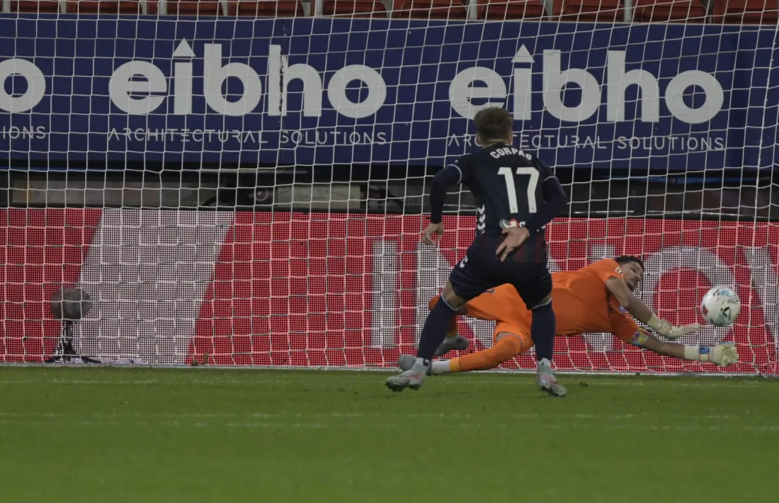 Nico Ratti en el seu primer partit de titular aquest curs. Va aturar un penal, però va cometre dos errors.