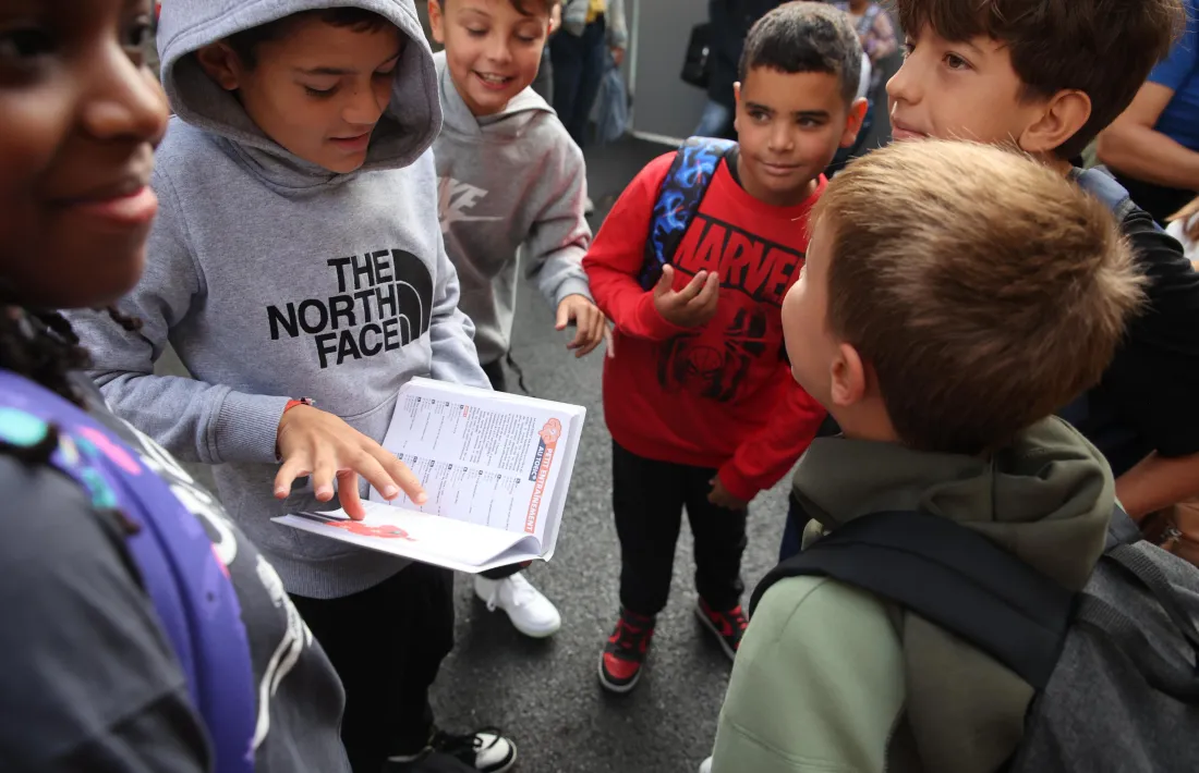 Els alumnes de l'escola francesa de Ciutat de Valls abans d'entrar al centre.