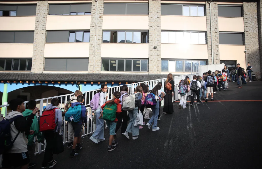 Els alumnes anant del pati a les aules per començar les classes.