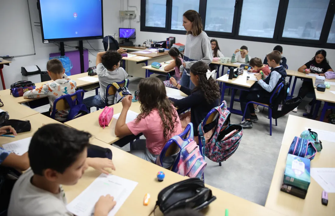 Els alumnes en una aula renovada de l'escola francesa de Ciutat de Valls.