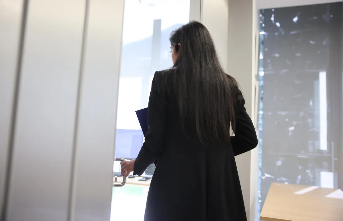 La cap de l'Agència Andorrana de Protecció de Dades, Resma Punjabi, marxa després de llegir el comunicat de la seva renúncia.