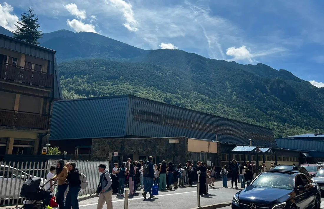 Alumnes del collège en el seu primer dia de curs, avui.