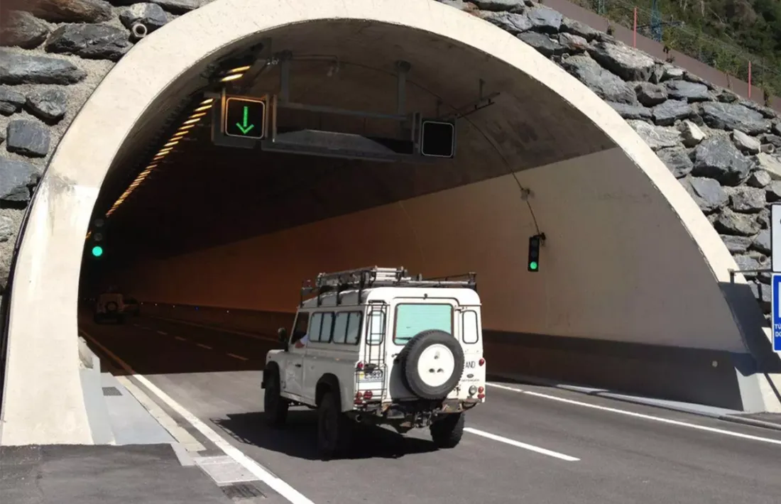 Un vehicle entrant al Túnel de les Dos Valires.