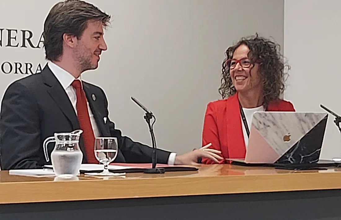 Judith Casal amb el síndic general, Ccarles Ensenyat, en la comparèixença on ha anunciat la seva renúncia.