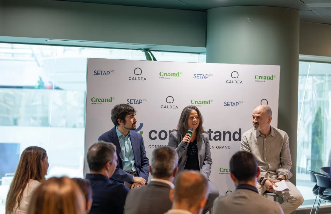 Martí Alay (director de sostenibilitat de Creand) Anna Sánchez (Cap de desenvolupament de Recursos Humans de SETAP365) i Gerard Estrella (director de serveis tècnics de Caldea) presentant Connectand.