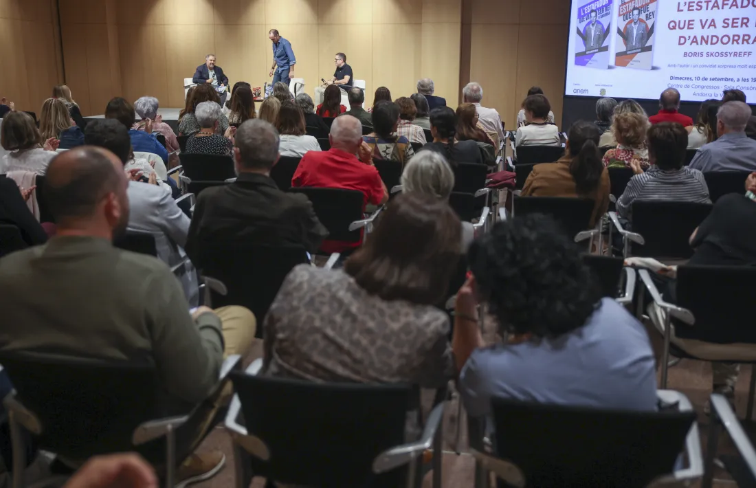 La sala Consòrcia es va omplir per a la presentació ahir de ‘L’estafador que va ser rei’.