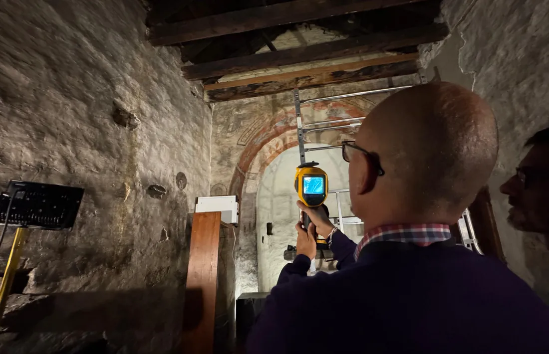 Davide Melica examina les pintures murals de Sant Serni de Nagol a la llum d’una termografia.