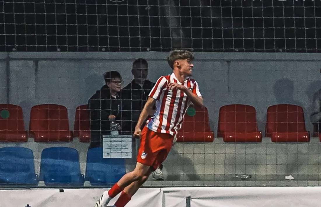 Julen celebrant un dels 2 gols.