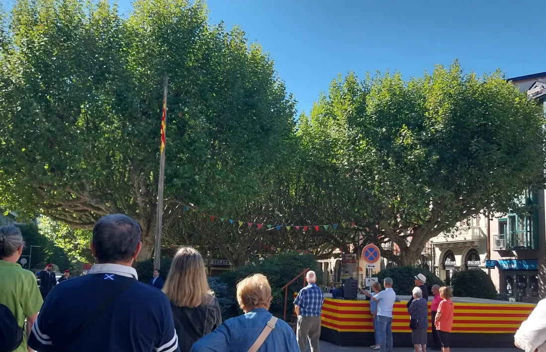 L'hissada de bandera, seguida per desenes de persones.