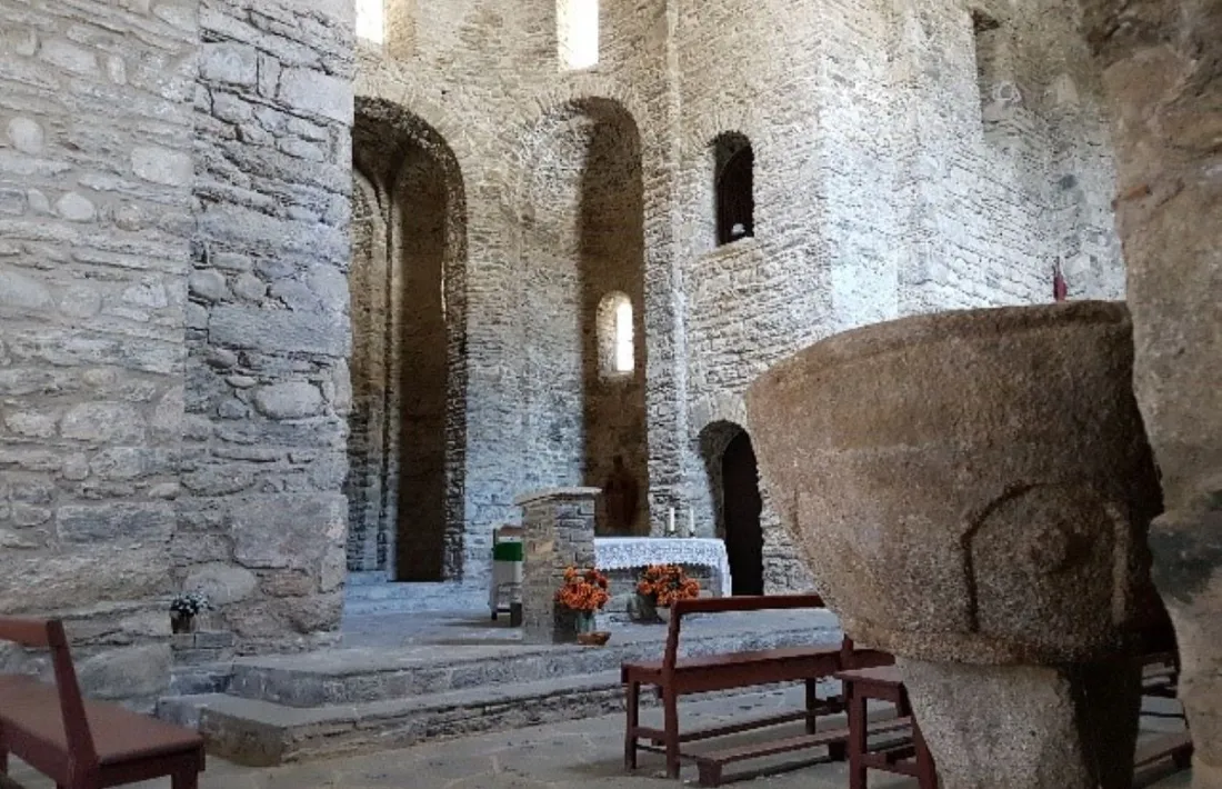 Vista de l’interior de l’església des de l’entrada actual.