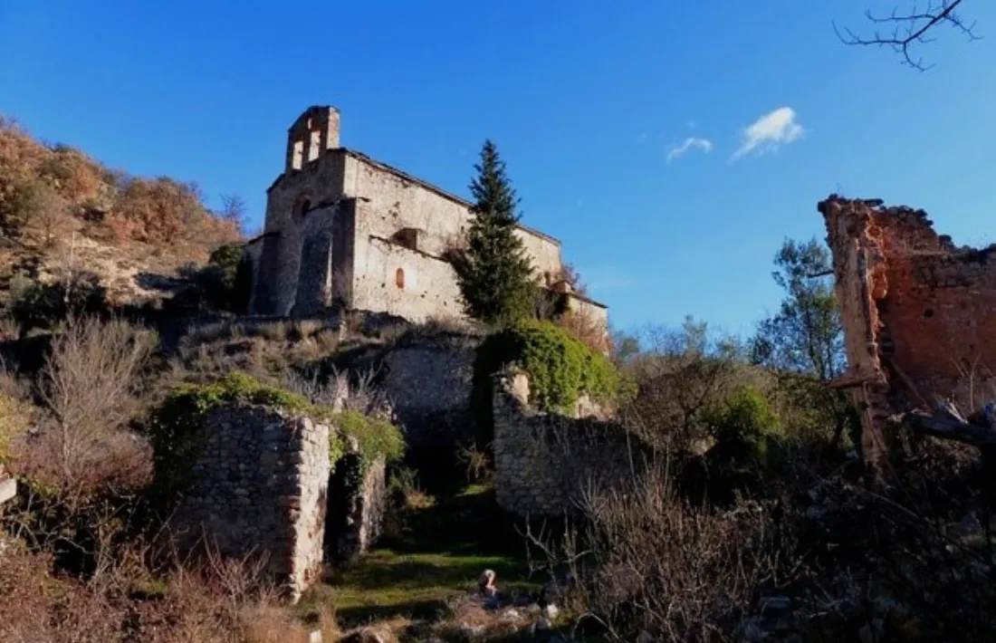 L’església de Sant Martí s’enlaira sobre el poble abandonat de Tost. 