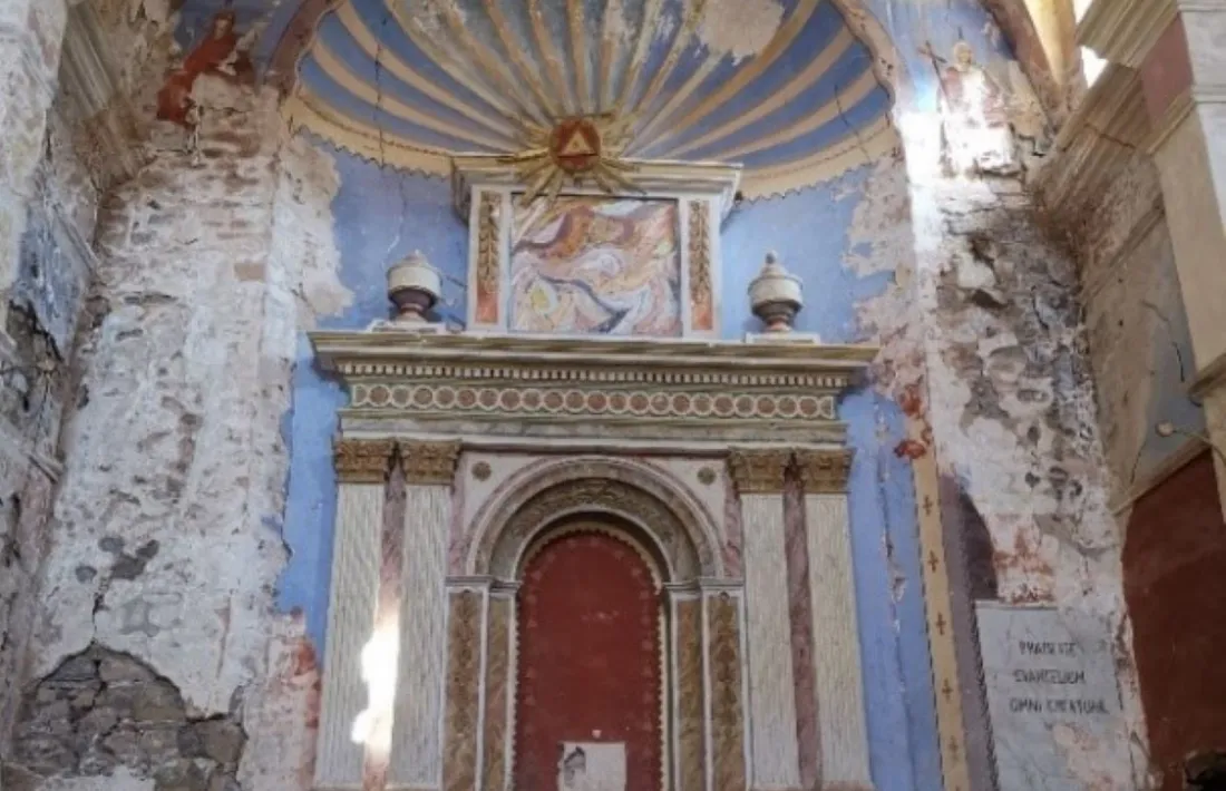 L’interior de l’església mostra les restes de les pintures de Josep Oromí.