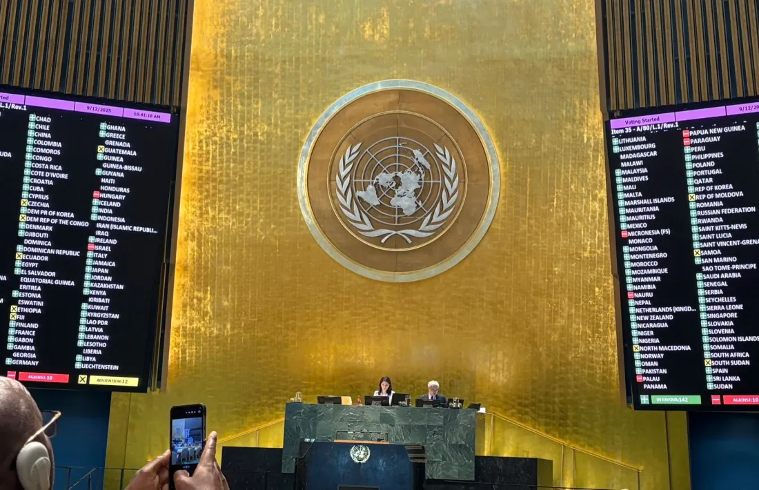 Moment en què les pantalles mostren el resultat de la votació divendres a l’ONU.