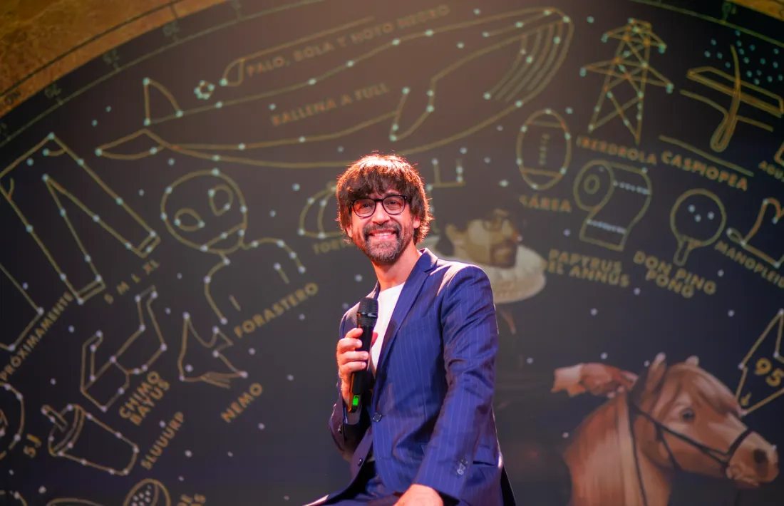 A l’espectacle tracta temes com l’horòscop, la llibertat d’expressió i la correcció política, amb ironia, humor i una mica de màgia.