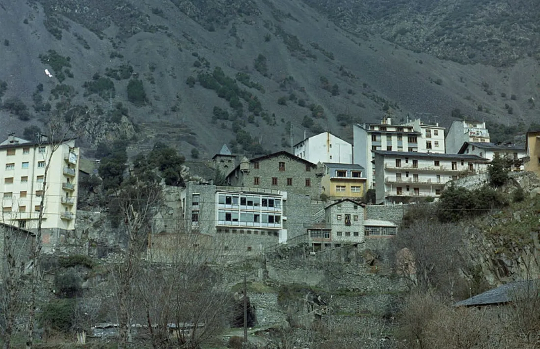 Perspectiva de Casa de la Vall des de Prat de la Creu als anys 60: avui és impossible.