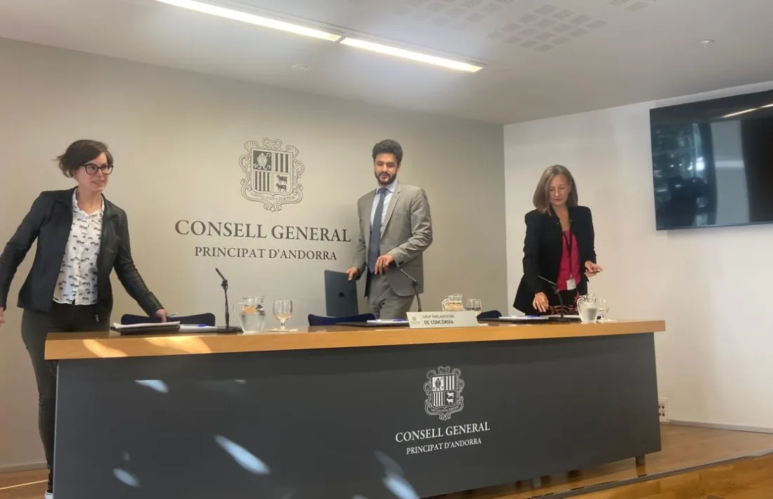 Segués, Escalé i Aché arribant a la sala de premsa del Consell General.