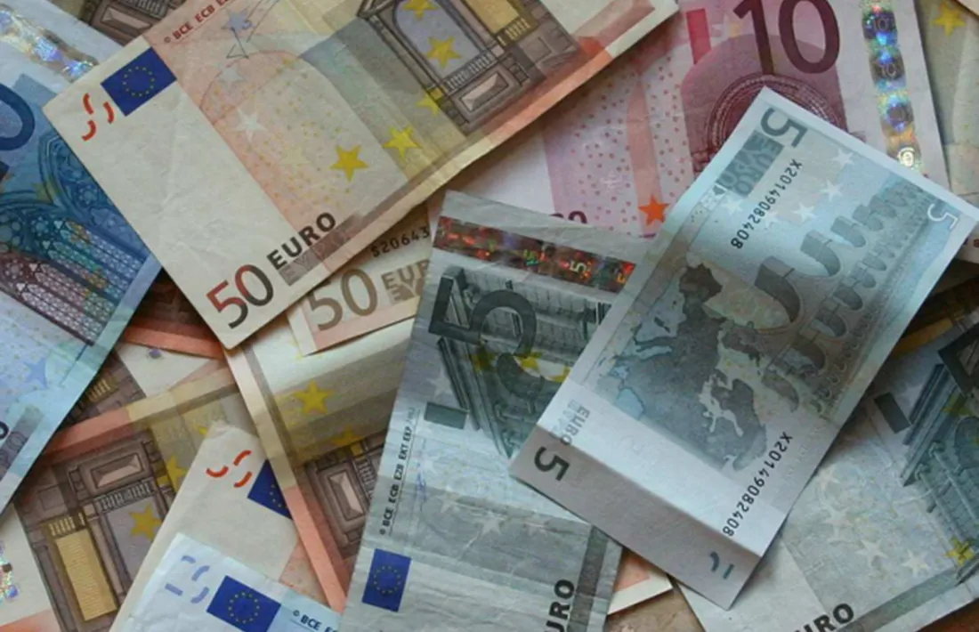 Bitllets d'euro escampats.