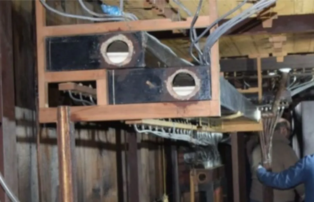 Arranjament d’una de les manxes a l’interior de l'orgue.