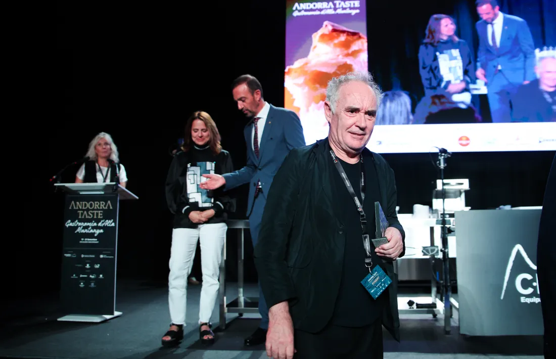 Ferran Adrià amb el guardó Andorra Taste 2025. Darrere, la cònsol major d'Escaldes, Rosa Gili, i el ministre de Turisme i Comerç, Jordi Torres.