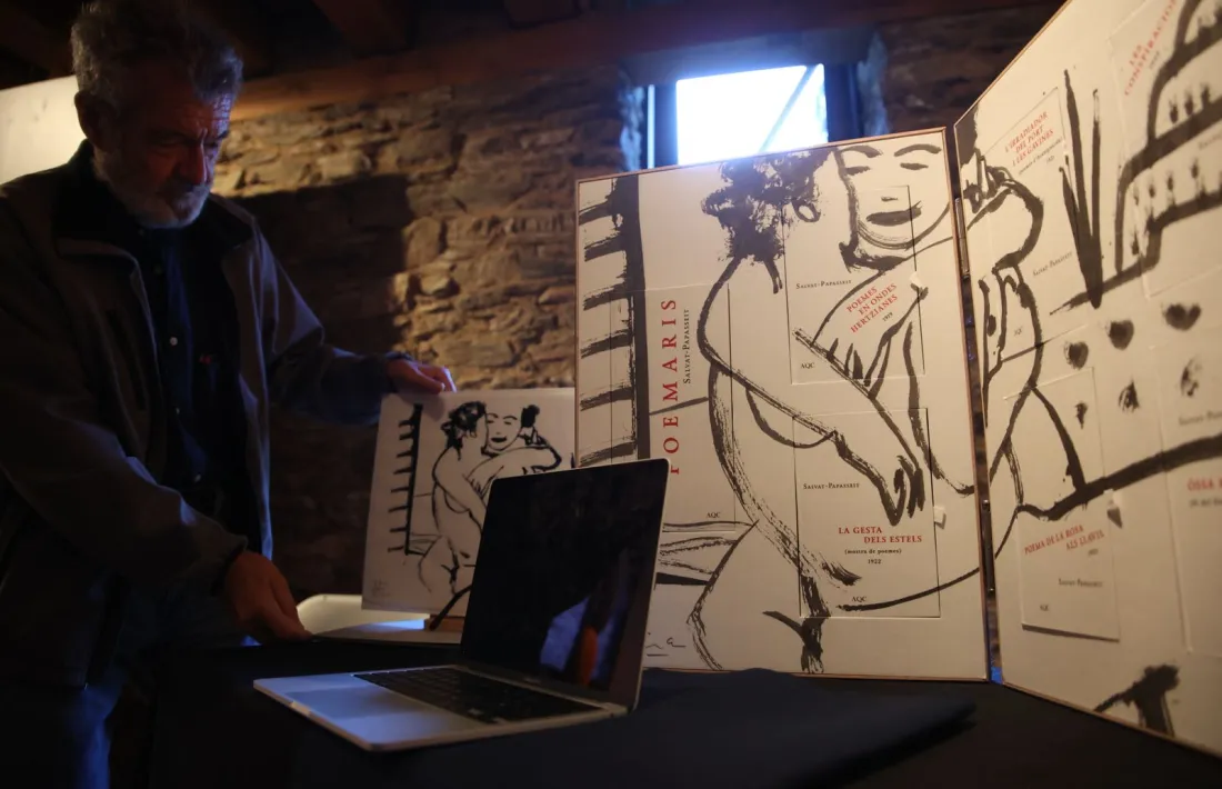 Perico Pastor observa la litografia de la il·lustració interior de l’estoig que acompanya cada exemplar.