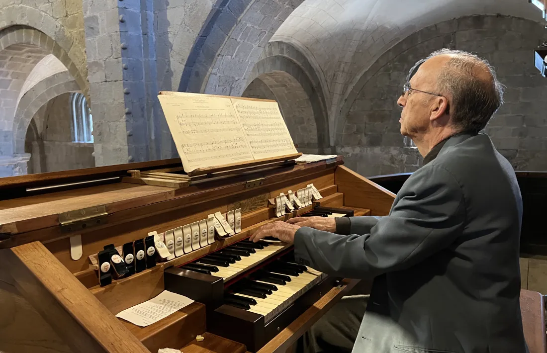 Mossèn Jordi Miquel, interpretant unes peces per a la premsa. Sembla difícil arrencar-lo de l'orgue. 