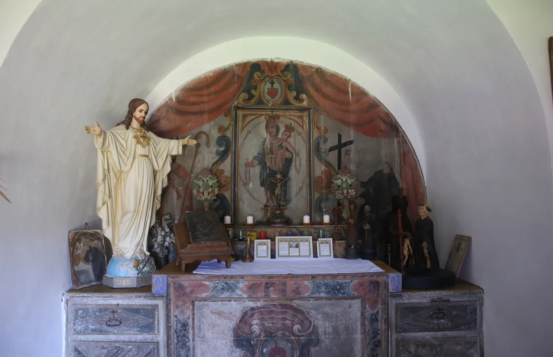 Retaule, frontal d’altar, talles i elements litúrgics a la capella de Sant Pelegrí de cal Call del Forn.