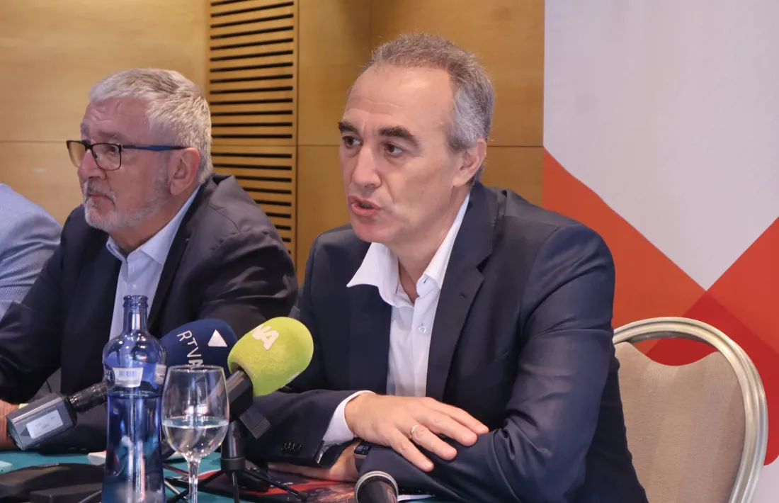 El president de l'AGIA, Gerard Casellas; i el director de càtedra en mercat immobiliari de la Universitat de Saragossa, Luis Alberto Fabra Garcés; durant la presentació de l'informe.
