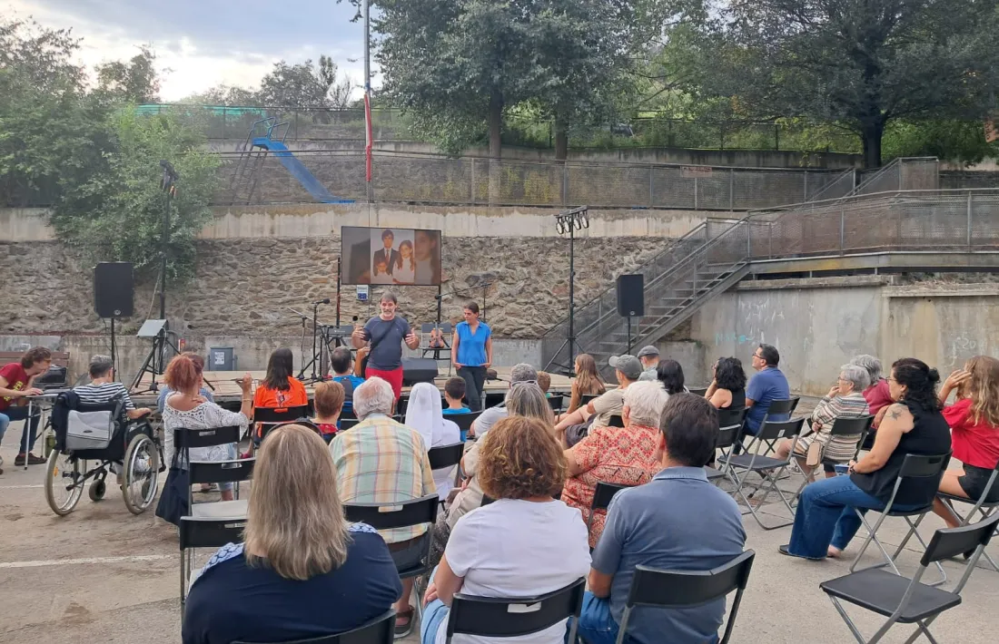     Per un cop, la plaça del Poble Sec s'alliberava de cotxes i s'omplia de música i veïns. 