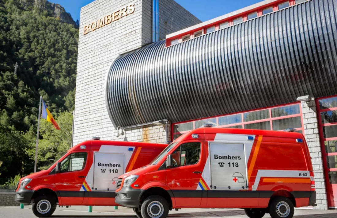 El departament de Prevenció i Extinció d’Incendis i Salvaments incorpora dues noves ambulàncies