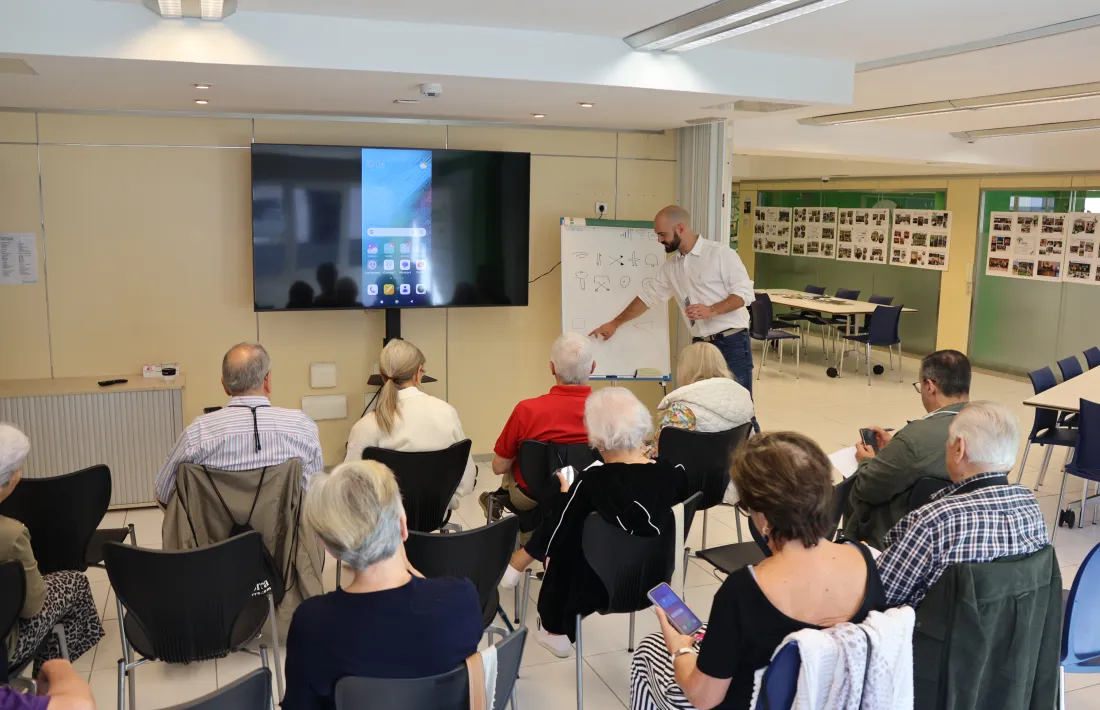Els alumnes tenen tallers d'informàtica, idiomes i història d'Andorra, entre altres.