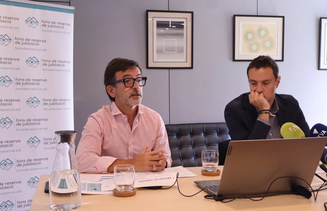 El president de la comissió gestora del fons de reserva de jubilació, Jordi Cinca, i el president del consell d'administració de la CASS, Marc Galabert, durant la presentació del cicle.
