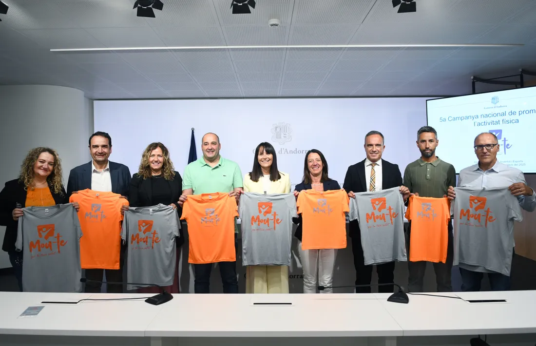Les samarretes commemoratives seran taronges per als infants i grises per als adults.