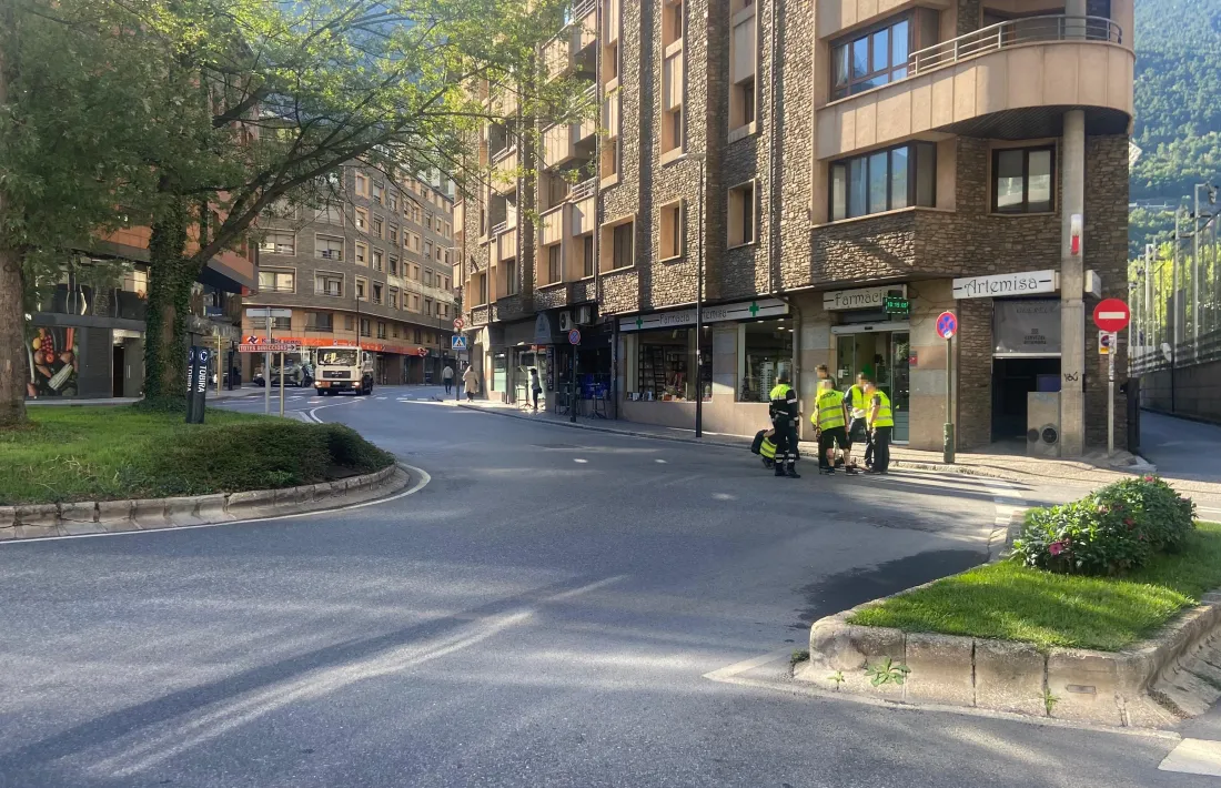 Policies i diferents tècnics revisen serveis soterrats a Tobira.