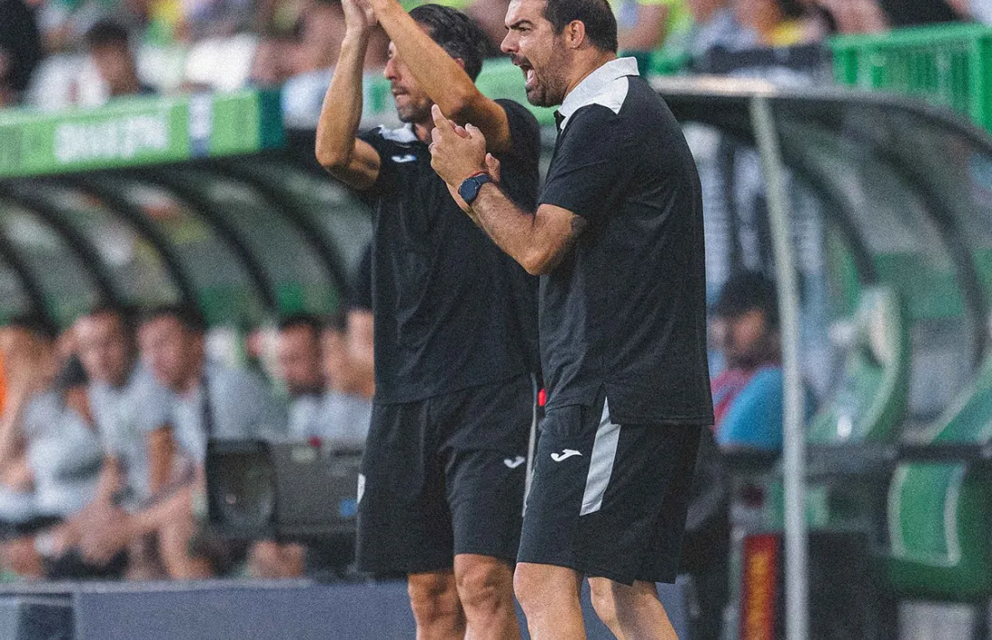 Fede Bessone i Enric Pi passen de l'FC Santa Coloma a l'Olimpija.