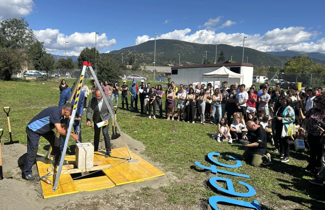 Paco Bravo (a l'esquerra) va ser l'encarregat de tancar la càpsula del temps i ajudar a baixar la simbòlica primera pedra.