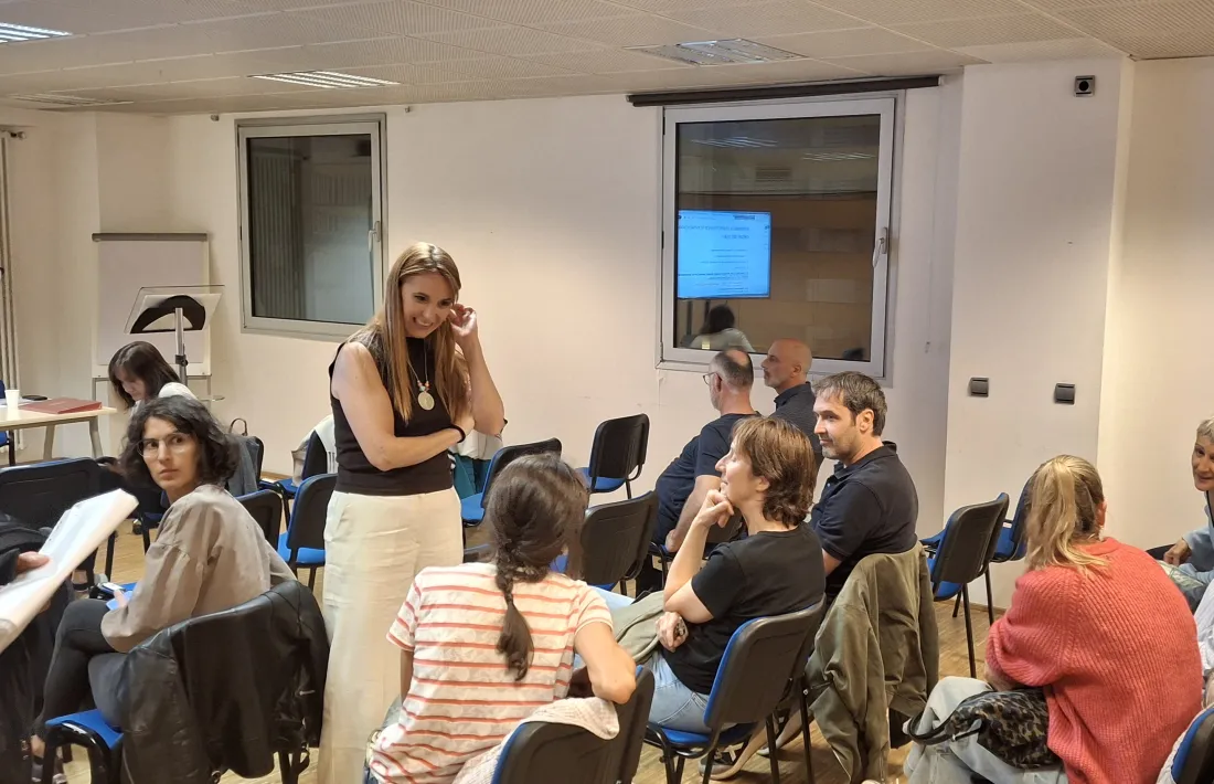 Jael Pozo conversant amb alguns veterinaris abans de l’assemblea.