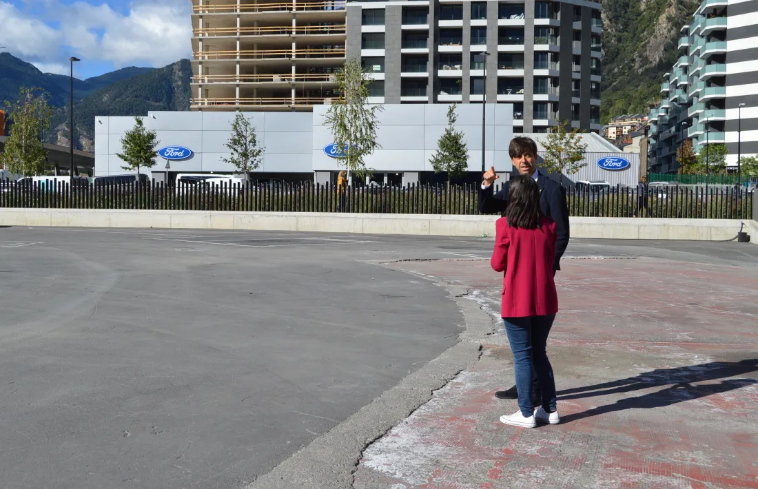Els cònsols Sergi González i Olalla Losada als terrenys de l'antiga plaça de braus que acolliran l'Espai Capital.