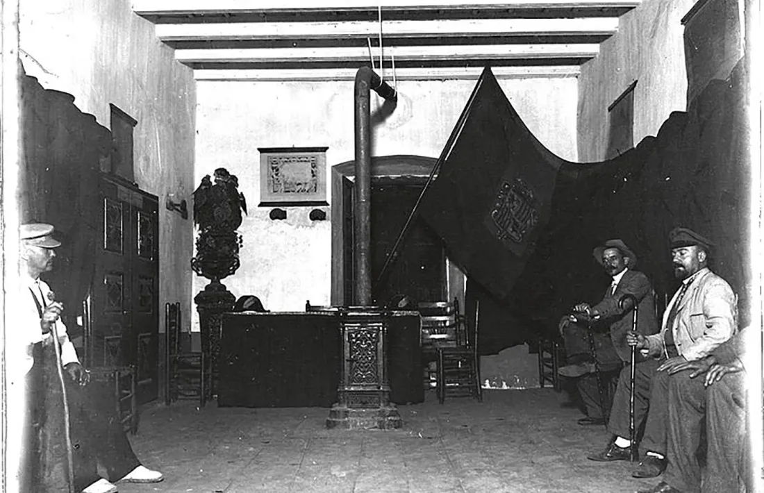 Sala de plens de Casa de la Vall, 1916: al fons, desplegada, la bandera napoleònica.