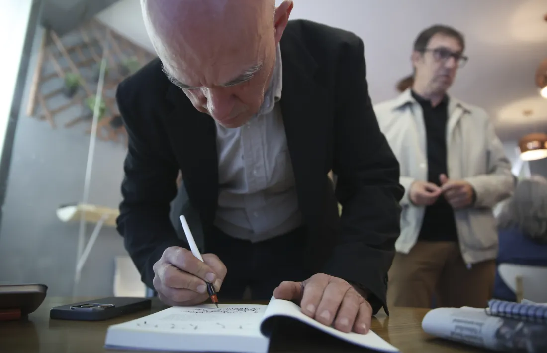 Villaró firma un exemplar de 'Cadí' a la presentació d'aquest vespre a la Trenca.