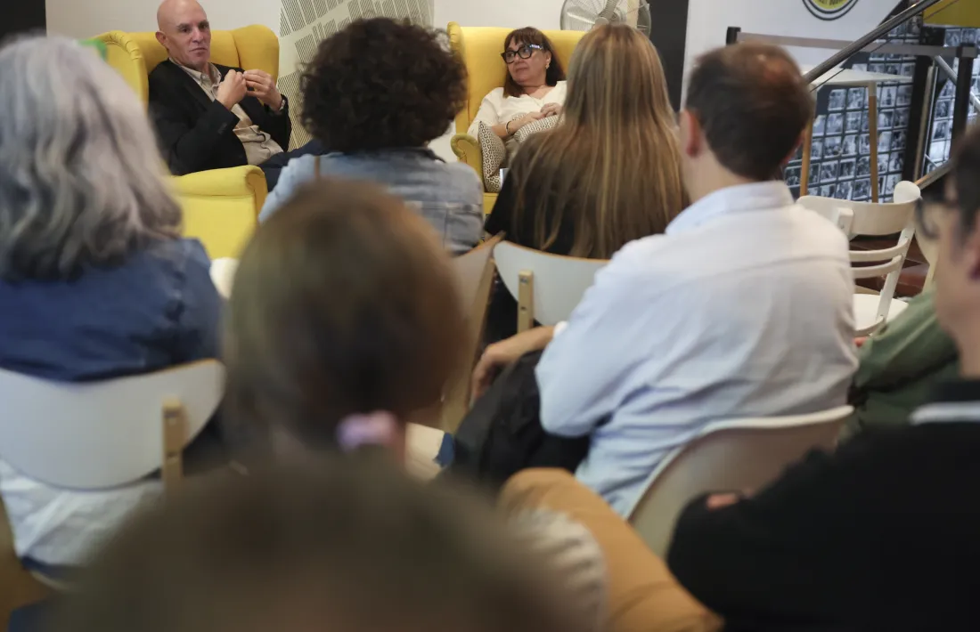 Albert Villaró, amb la llibretera Haydée Vila, ahir a La Trenca.