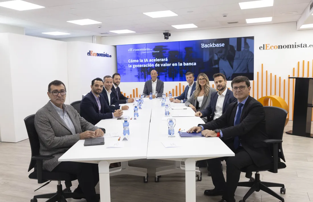 Àlex Olivé, el primer a la dreta, a l'observatori sobre IA a Madrid.