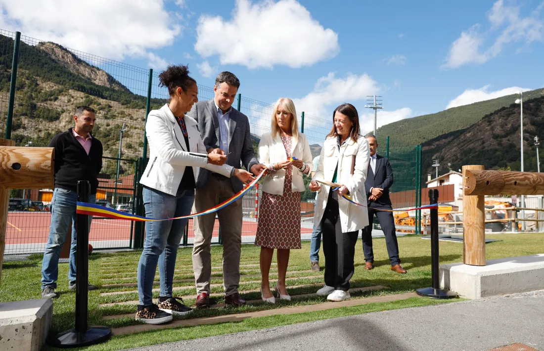 Els cònsols ordinencs tallen la cinta per inaugurar el nou espai.