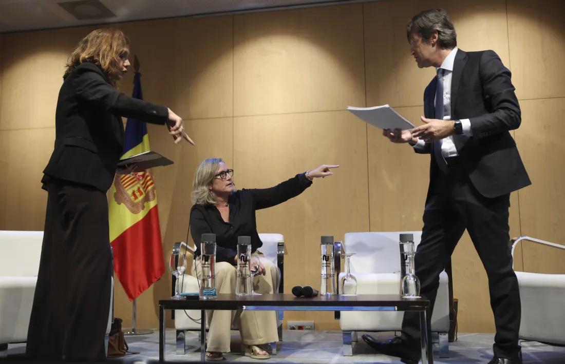 Mercedes Ayuso i Francesco Briganti abans del debat sobre els sistemes de pensions.