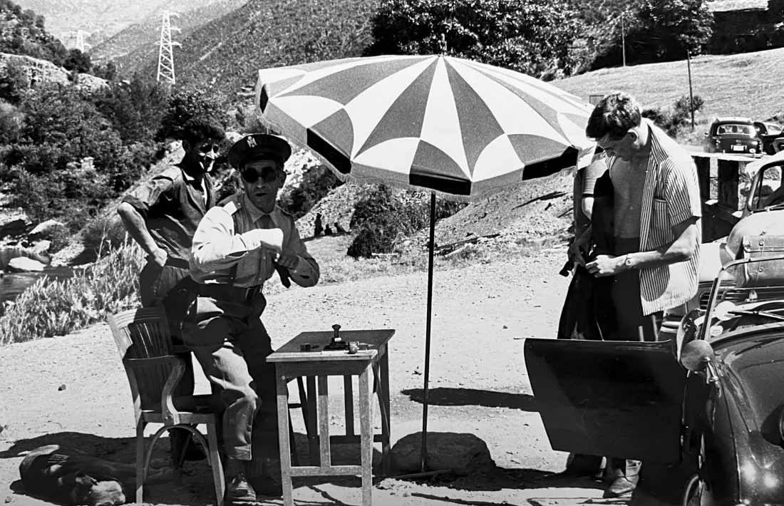  “A camera shy customs officer on the Spanish border”. Al mig: “It’s 2 a. m. and what is better than a cup of coffee in the open air after a session in one of the high clubs, with a street musicien to add romance?”