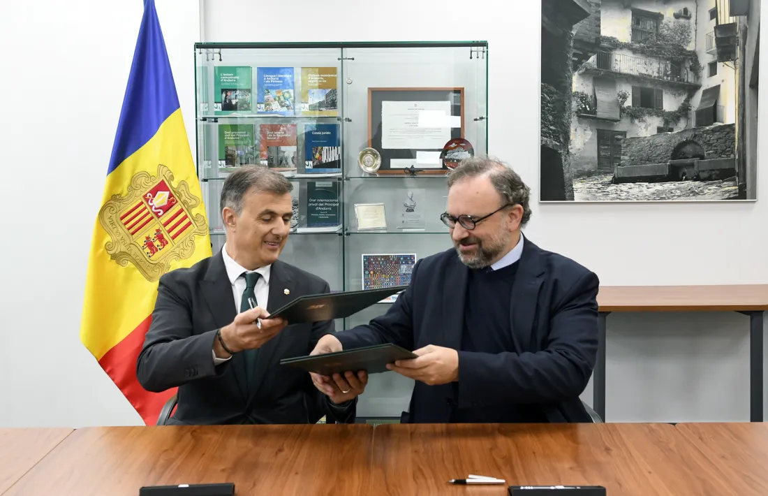Rossell i Minoves intercanvien els dossiers de signatura del conveni de col·laboració en l'àmbit de la transformació digital.