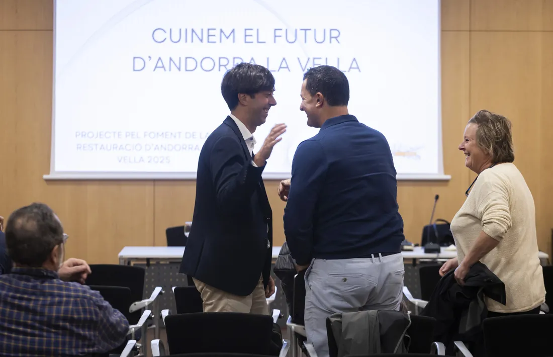 El cònsol major, Sergi Gonález, conversant amb un restaurador a la presentació del projecte.