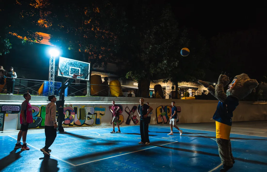 Un joves jugant a bàsquet a l'Encamp Nit.