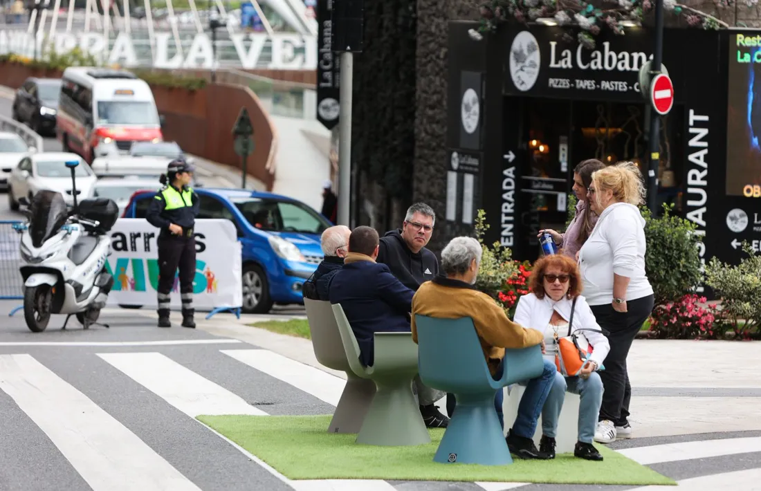 En diversos punts han habilitat bancs i cadires amb diversos jocs i entreteniments.