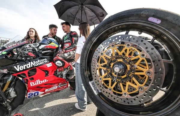 p. 29 xavi cardelus a motorland foto william joly