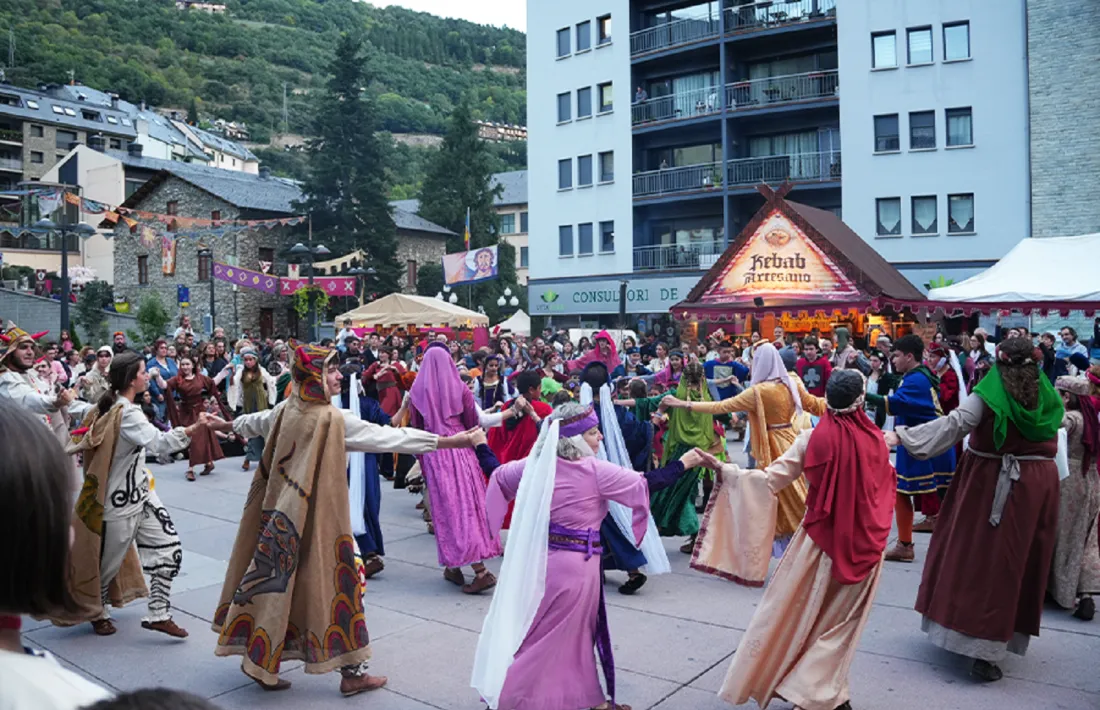 Dansa a la plaça de la Germandat, ahir en el marc de la XII Vila Medieval.